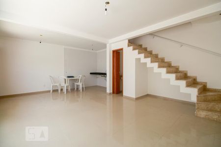 Sala e cozinha de casa para alugar com 2 quartos, 117m² em Vila Lúcia, São Paulo
