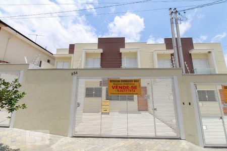 Casa para alugar com 117m², 2 quartos e 2 vagasFachada
