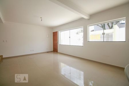 Sala e cozinha de casa para alugar com 2 quartos, 117m² em Vila Lúcia, São Paulo
