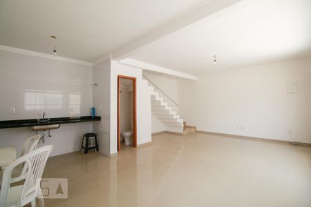 Sala e cozinha de casa para alugar com 2 quartos, 117m² em Vila Lúcia, São Paulo
