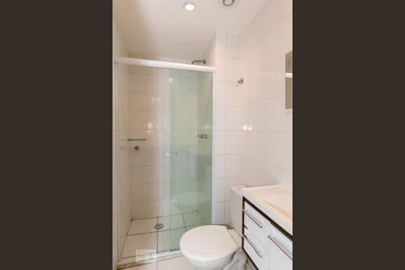 Banheiro de kitnet/studio para alugar com 1 quarto, 35m² em Quinta da Paineira, São Paulo
