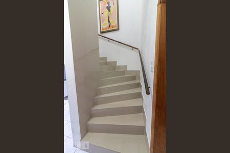 Casa à venda com 240m², 3 quartos e 2 vagasEscada para os quartos