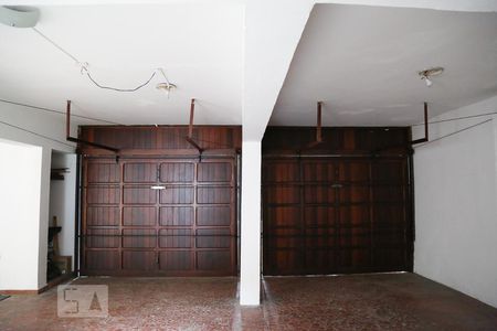 Casa para alugar com 350m², 4 quartos e 5 vagas Casa para alugar com 350m², 4 quartos e 5 vagasGaragem