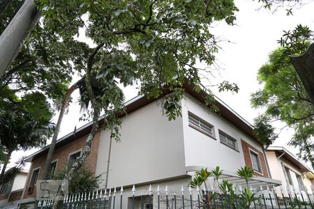 Casa para alugar com 350m², 4 quartos e 5 vagas Casa para alugar com 350m², 4 quartos e 5 vagasFachada