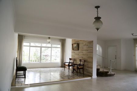 Casa para alugar com 350m², 4 quartos e 5 vagas Casa para alugar com 350m², 4 quartos e 5 vagasSala