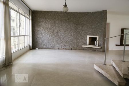 Casa para alugar com 350m², 4 quartos e 5 vagas Casa para alugar com 350m², 4 quartos e 5 vagasSala