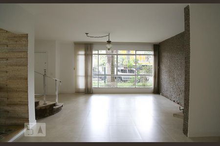 Casa para alugar com 350m², 4 quartos e 5 vagas Casa para alugar com 350m², 4 quartos e 5 vagasSala