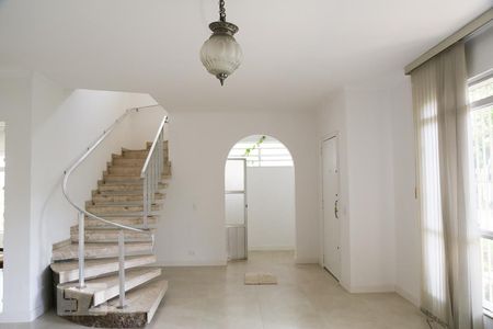Casa para alugar com 350m², 4 quartos e 5 vagas Casa para alugar com 350m², 4 quartos e 5 vagasSala