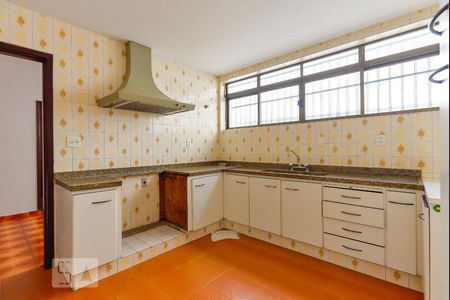 Casa à venda com 274m², 4 quartos e 6 vagas Casa à venda com 274m², 4 quartos e 6 vagasCozinha