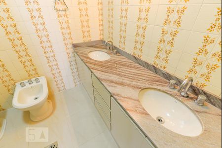 Casa à venda com 274m², 4 quartos e 6 vagas Casa à venda com 274m², 4 quartos e 6 vagasBanheiro Suíte 2