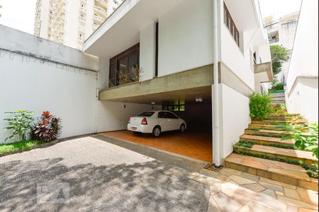 Casa à venda com 274m², 4 quartos e 6 vagas Casa à venda com 274m², 4 quartos e 6 vagasFachada