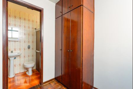 Casa à venda com 274m², 4 quartos e 6 vagas Casa à venda com 274m², 4 quartos e 6 vagasQuarto Serviço