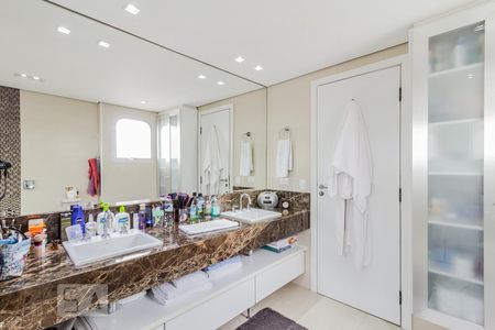 Apartamento à venda com 262m², 3 quartos e 5 vagasBanheiro da primeira suíte