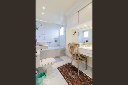 Apartamento à venda com 262m², 3 quartos e 5 vagasBanheiro da segunda suíte