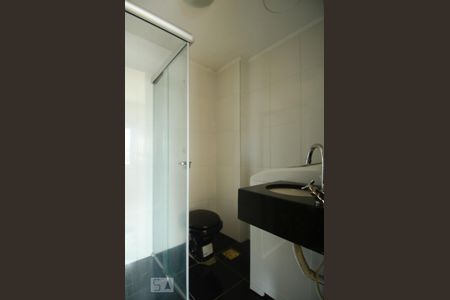 Banheiro de kitnet/studio para alugar com 1 quarto, 45m² em Azenha, Porto Alegre