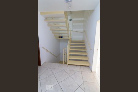 Apartamento para alugar com 72m², 2 quartos e 1 vagaEscada de acesso ao apartamento