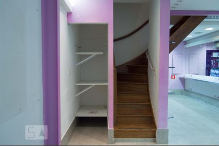 Casa à venda com 160m², 2 quartos e 3 vagasEscada - Acesso as Salas 1, 2 e Salão 3