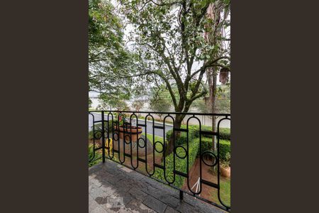 Casa de condomínio à venda com 465m², 4 quartos e 3 vagas Casa de condomínio à venda com 465m², 4 quartos e 3 vagasVaranda da Sala de TV