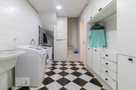 Casa de condomínio à venda com 465m², 4 quartos e 3 vagas Casa de condomínio à venda com 465m², 4 quartos e 3 vagasÁrea de serviço