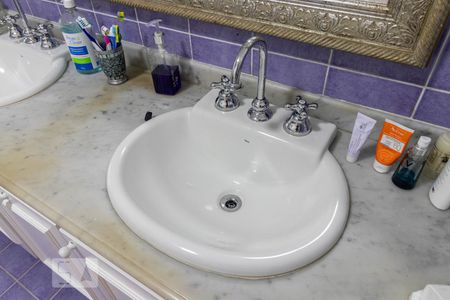 Casa de condomínio à venda com 465m², 4 quartos e 3 vagas Casa de condomínio à venda com 465m², 4 quartos e 3 vagasDetalhe do Banheiro da Suíte 2