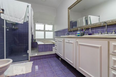 Casa de condomínio à venda com 465m², 4 quartos e 3 vagas Casa de condomínio à venda com 465m², 4 quartos e 3 vagasBanheiro da Suíte 2