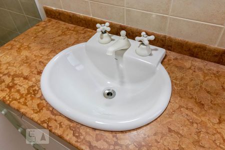 Casa de condomínio à venda com 465m², 4 quartos e 3 vagas Casa de condomínio à venda com 465m², 4 quartos e 3 vagasDetalhe do Banheiro da Suíte 4