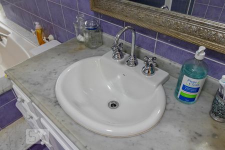 Casa de condomínio à venda com 465m², 4 quartos e 3 vagas Casa de condomínio à venda com 465m², 4 quartos e 3 vagasDetalhe do Banheiro da Suíte 2