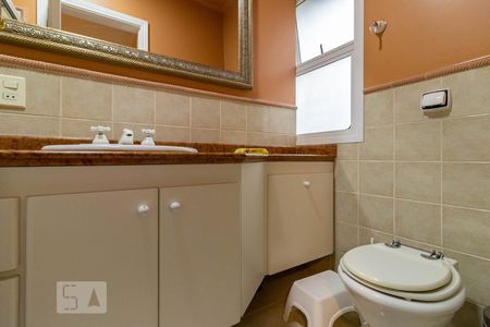 Casa de condomínio à venda com 465m², 4 quartos e 3 vagas Casa de condomínio à venda com 465m², 4 quartos e 3 vagasBanheiro da Suíte 4