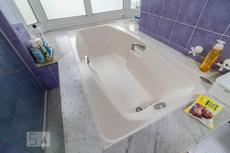 Casa de condomínio à venda com 465m², 4 quartos e 3 vagas Casa de condomínio à venda com 465m², 4 quartos e 3 vagasDetalhe do Banheiro da Suíte 2