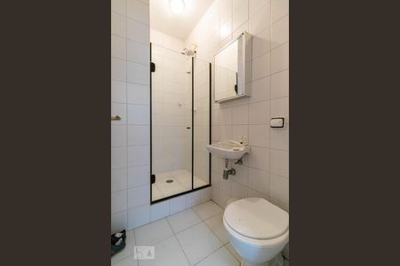 Casa de condomínio à venda com 465m², 4 quartos e 3 vagas Casa de condomínio à venda com 465m², 4 quartos e 3 vagasBanheiro de Serviço