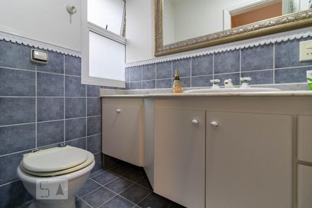 Casa de condomínio à venda com 465m², 4 quartos e 3 vagas Casa de condomínio à venda com 465m², 4 quartos e 3 vagasBanheiro da Suíte 3