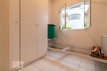 Casa de condomínio à venda com 465m², 4 quartos e 3 vagas Casa de condomínio à venda com 465m², 4 quartos e 3 vagasQuarto de Serviço