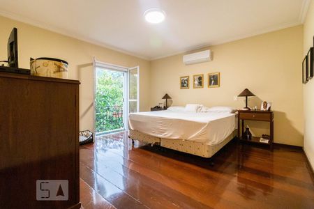 Casa de condomínio à venda com 465m², 4 quartos e 3 vagas Casa de condomínio à venda com 465m², 4 quartos e 3 vagasSuíte 2