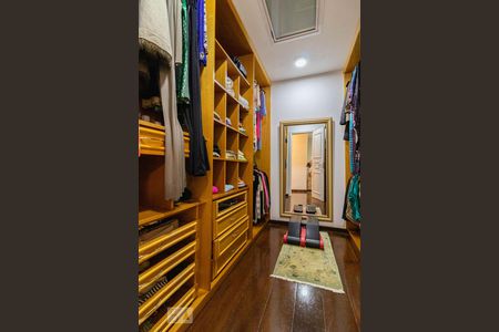 Casa de condomínio à venda com 465m², 4 quartos e 3 vagas Casa de condomínio à venda com 465m², 4 quartos e 3 vagasDetalhe da Suíte 1