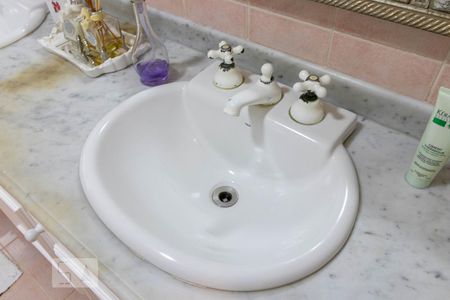 Casa de condomínio à venda com 465m², 4 quartos e 3 vagas Casa de condomínio à venda com 465m², 4 quartos e 3 vagasDetalhe do Banheiro da Suíte 1