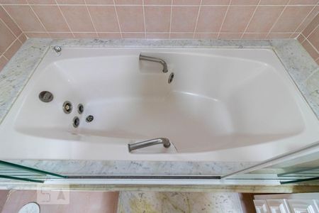 Casa de condomínio à venda com 465m², 4 quartos e 3 vagas Casa de condomínio à venda com 465m², 4 quartos e 3 vagasDetalhe do Banheiro da Suíte 1