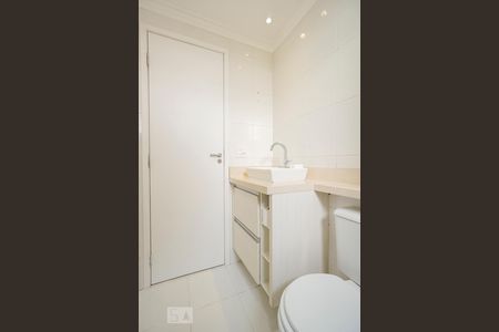 Banheiro social de apartamento à venda com 2 quartos, 65m² em Vila Paulo Silas, São Paulo