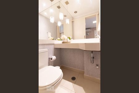 Banheiro de apartamento à venda com 1 quarto, 54m² em Vila Nova Conceição, São Paulo