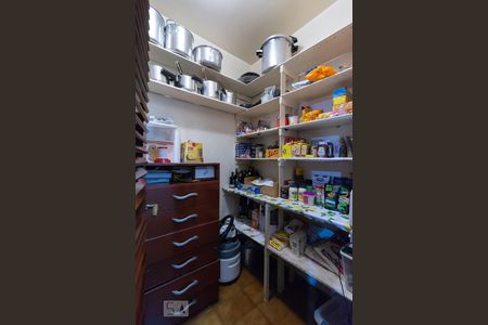 Casa à venda com 500m², 4 quartos e 6 vagasDespensa