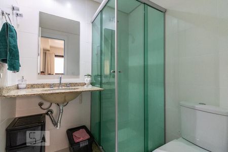 Banheiro de kitnet/studio para alugar com 1 quarto, 31m² em Cristo Rei, Curitiba