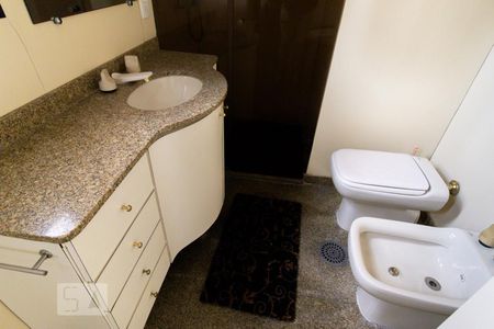 Apartamento para alugar com 210m², 4 quartos e 2 vagas Apartamento para alugar com 210m², 4 quartos e 2 vagasBanheiro suíte 1