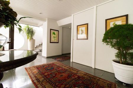 Apartamento para alugar com 210m², 4 quartos e 2 vagas Apartamento para alugar com 210m², 4 quartos e 2 vagasHall de entrada