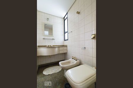 Apartamento para alugar com 210m², 4 quartos e 2 vagas Apartamento para alugar com 210m², 4 quartos e 2 vagasBanheiro suíte 3