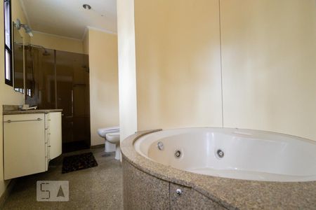 Apartamento para alugar com 210m², 4 quartos e 2 vagas Apartamento para alugar com 210m², 4 quartos e 2 vagasBanheiro suíte 1