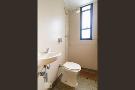 Apartamento para alugar com 210m², 4 quartos e 2 vagas Apartamento para alugar com 210m², 4 quartos e 2 vagasBanheiro de serviço