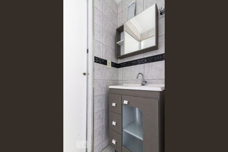 Banheiro  de apartamento para alugar com 2 quartos, 56m² em Conjunto Residencial José Bonifácio, São Paulo