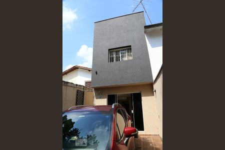 Fachada de casa para alugar com 2 quartos, 120m² em Parque Santos Dumont, Taboão da Serra