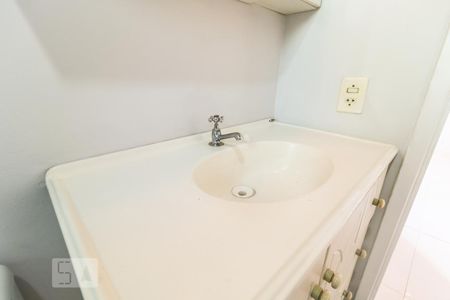 Banheiro de apartamento para alugar com 2 quartos, 47m² em Jacarepaguá, Rio de Janeiro