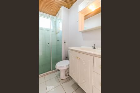 Banheiro de apartamento para alugar com 2 quartos, 47m² em Jacarepaguá, Rio de Janeiro