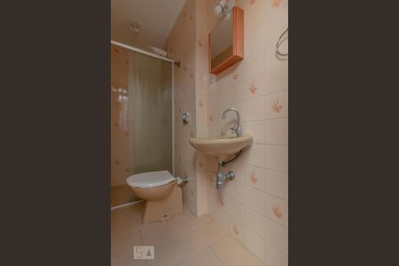 Banheiro de serviço de casa para alugar com 2 quartos, 100m² em Jardim da Glória, São Paulo